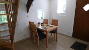 uma sala de jantar com uma mesa de madeira e cadeiras em Backspieker BACK em Sögel