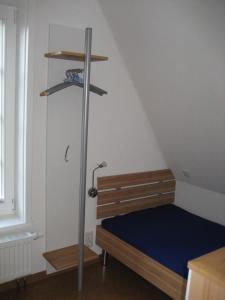 um pequeno quarto com uma cama e uma prateleira em Backspieker BACK em Sögel