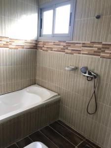 アビジャンにあるResidences Hotels Sejours Affairesの浴槽、トイレ、洗面台を備えたバスルーム +274枚の写真