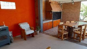 y cocina con mesa, sillas y fogones. en Casa de Campo Los Sauces in 
