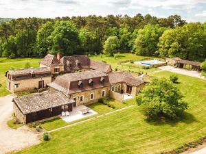 eine Luftansicht eines großen Hauses mit Hof in der Unterkunft Gapard La Grange in Issac