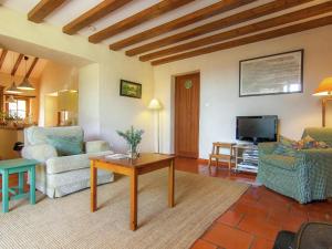 ein Wohnzimmer mit einem Sofa und einem Tisch in der Unterkunft La petit Gapard in Issac