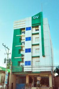 Ein Gebäude mit einem ev-Schild auf der Seite in der Unterkunft GV Hotel - Talisay City in Talisay