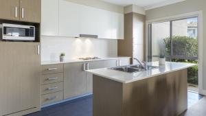 Rydges Resort Hunter Valley的厨房或小厨房