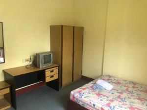 A bed or beds in a room at Hotel Pelita Terang