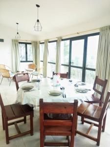 uma sala de jantar com uma mesa branca e cadeiras em El Mirador em Potrerillos