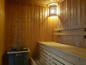 una sauna de madera con una luz en la parte superior en GM Serviced Apartment (SHA Certified), en Bangkok