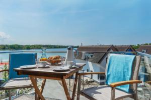 einen Tisch und Stühle auf einem Balkon mit Aussicht in der Unterkunft Ostsee - Appartement Nr 20 "Oberdeck" im Strand Resort in Heiligenhafen