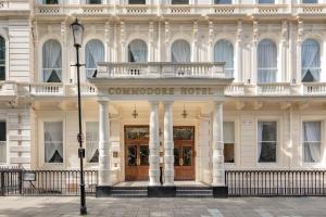 un edificio con entrada a un hotel Coronado en Commodore Hotel, en Londres