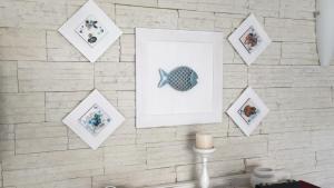 een muur met foto's en een foto van een vis bij Caorle Villaggio & piscina in Caorle