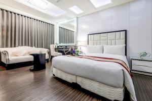 Postel nebo postele na pokoji v ubytování Harmonious Hotel