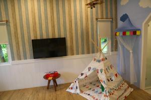 TV a/nebo společenská místnost v ubytování Flower Happiness Homestay