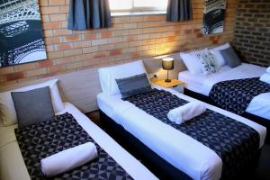 מיטה או מיטות בחדר ב-Squatters Homestead Motel
