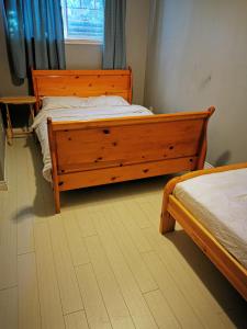 Postel nebo postele na pokoji v ubytování Bear Creek Suite