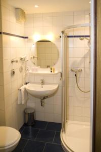 A bathroom at aqualon Hotel Schweizerblick - Therme, Sauna & Wellness