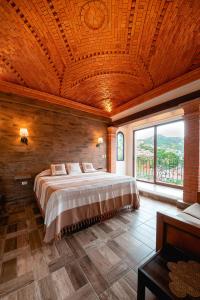1 dormitorio con cama y ventana grande en Casita Privada del Chan, en Guanajuato