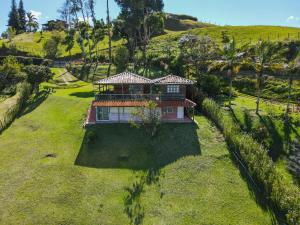 Ett flygfoto av Loge Cabaña peñol-Guatape