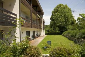 a courtyard of a building with a grass yard at aqualon Hotel Schweizerblick - Therme, Sauna & Wellness in Bad Säckingen