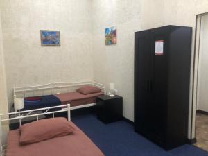 KoryazhmaにあるОтель Заряの小さなベッドルーム(ベッド2台、キャビネット付)