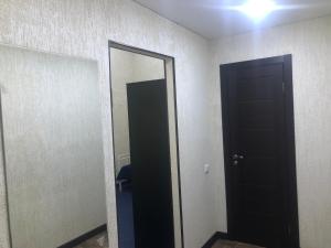 KoryazhmaにあるОтель Заряのバスルーム(鏡、黒いドア付)