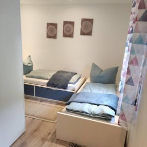 2 Betten in einem Zimmer mit Spiegel in der Unterkunft Ferienhaus Neumann in Kinding