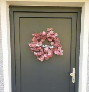 una corona en la puerta de una puerta principal en Ferienhaus Neumann en Kinding