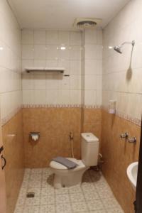 Bathroom sa Waigo Splash Hotel by Meliala