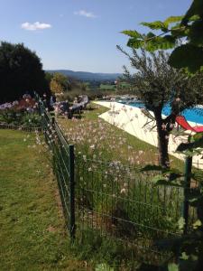 Bazén v ubytování Le gîte du mas avec piscine nebo v jeho okolí
