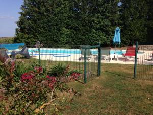 Bazén v ubytování Le gîte du mas avec piscine nebo v jeho okolí