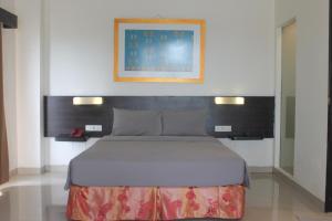 Una cama o camas en una habitación de Waigo Splash Hotel by Meliala