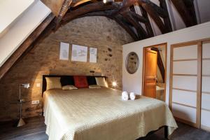 Un pat sau paturi într-o cameră la Le Grenier du Chapitre
