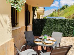 a patio with a table and four chairs at Apartamentos Las Brisas, Ojedo-Potes in Ojedo