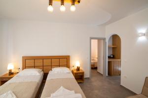 2 łóżka w pokoju z sypialnią w obiekcie Petra Aqua Villa w mieście Perissa
