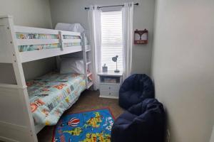 Krevet ili kreveti na kat u jedinici u objektu Lacinda's Cozy Home