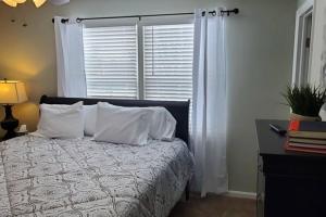 Ένα ή περισσότερα κρεβάτια σε δωμάτιο στο Lacinda's Cozy Home +2 φωτογραφίες