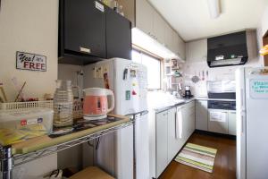 Kuchyň nebo kuchyňský kout v ubytování ゲストハウスTSUU小田原 Guest House Tsuu Odawara #OD1