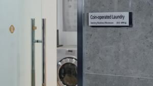 a sign for a washing machine in a bathroom at LOTTE City Hotel Gimpo Airport in Seoul