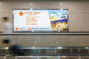 a sign on a wall in a building at LOTTE City Hotel Gimpo Airport in Seoul