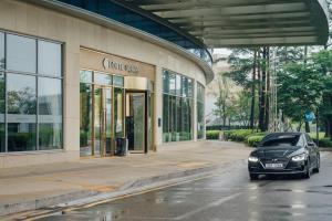 a car parked in front of a building at LOTTE City Hotel Gimpo Airport in Seoul