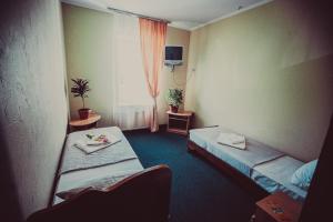 ein Hotelzimmer mit 2 Betten und einem Fenster in der Unterkunft Formula 1 in Iwano-Frankiwsk