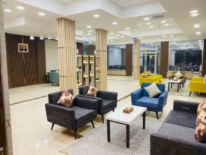 杜科姆Royal Land Deluxe Suites رويال لاند للأجنحة الفاخرة的大厅里有沙发、椅子和桌子