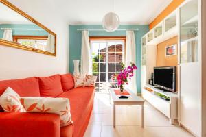 En tv och/eller ett underhållningssystem på Bright And Spacious House In The South Of Tenerife