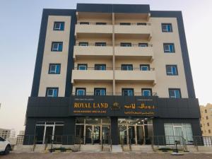 杜科姆Royal Land Deluxe Suites رويال لاند للأجنحة الفاخرة的一座高大的建筑,上面有皇家地标