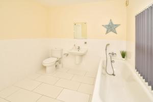 Bathroom sa Alexandra Terrace by YourStays