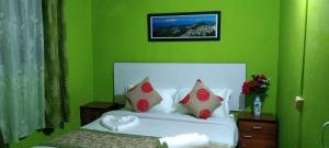 Postel nebo postele na pokoji v ubytování Beverly Hills Home stay