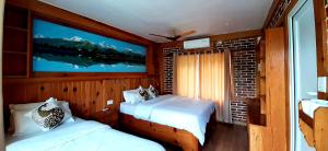 Una cama o camas en una habitación de Kiwi Backpackers Hostel Pokhara
