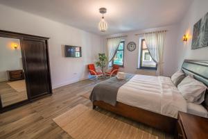 - une chambre avec un grand lit dans l'établissement Old Town Suites Brașov, à Braşov