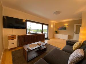 TV a/nebo společenská místnost v ubytování Neu!!! Netflix!!! Schöne Ferienwohnungen im grünen mit Top Ausstattung - nur 15 min bis Koblenz