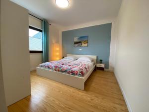 Tempat tidur dalam kamar di Neu!!! Netflix!!! Schöne Ferienwohnungen im grünen mit Top Ausstattung - nur 15 min bis Koblenz