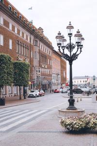 una luz de la calle en una calle de la ciudad con edificios en Clarion Grand Hotel, en Helsingborg